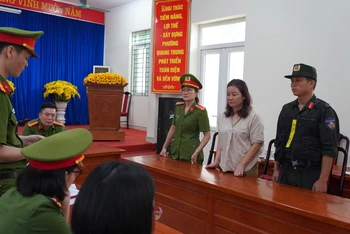 Cơ quan Cảnh sát Điều tra, Công an tỉnh Hà Giang thi hành lệnh bắt tạm giam đối với bà Nguyễn Lan Hương.