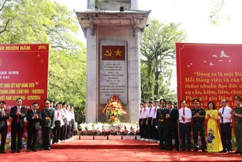 Các đại biểu dâng hương tại di tích Biểu tượng nơi thành lập Chi bộ Đảng cộng sản Việt Nam đầu tiên của huyện Hải Ninh. 