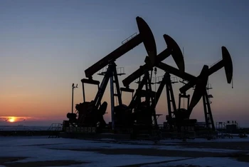 Giá dầu lại giảm trước triển vọng OPEC+ tăng sản lượng