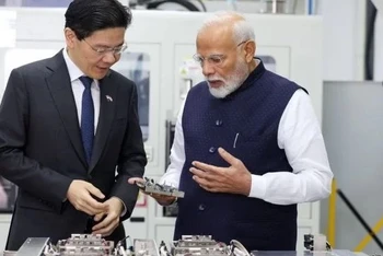 Thủ tướng Ấn Độ Narendra Modi (bên phải) và người đồng cấp Singapore Lawrence Wong thăm Công ty AEM Holdings Ltd, ở Singapore, ngày 5/9/2024. (Ảnh: PTI)