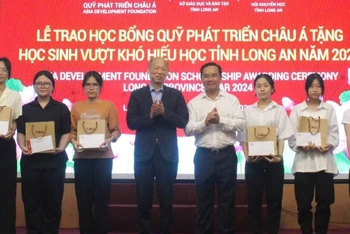 Bí thư Tỉnh ủy Long An Nguyễn Văn Được, Chủ tịch Tập đoàn COBI, Chủ tịch Quỹ Phát triển Châu Á (ADF) Kim Joon IL trao học bổng cho học sinh, sinh viên vượt khó hiếu học tỉnh Long An.