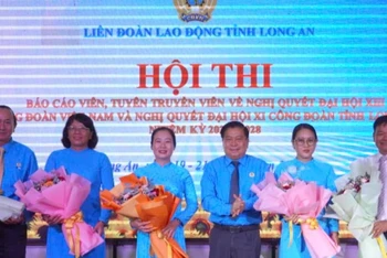 Lãnh đạo Liên đoàn Lao động tỉnh Long An trao hoa cho Ban giám khảo Hội thi.