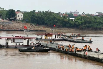 Cầu phao đang được cán bộ, chiến sĩ Lữ đoàn Công binh 249 lắp đặt.