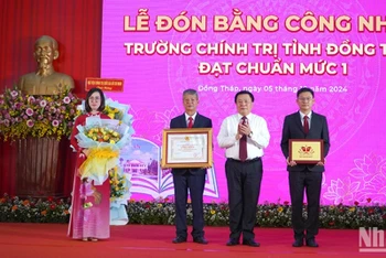 Đồng chí Nguyễn Xuân Thắng trao Bằng và biểu trưng công nhận Trường Chính trị tỉnh Đồng Tháp đạt chuẩn mức 1. (Ảnh: HỮU NGHĨA)