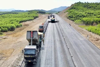 Thi công dự án đường cao tốc bắc-nam đoạn Vân Phong-Nha Trang. (Ảnh TUẤN KHẢI) 