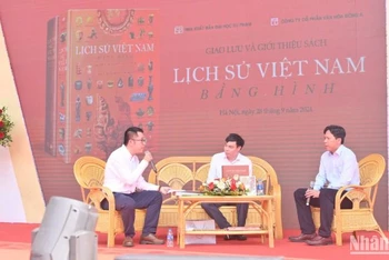 Giao lưu và giới thiệu sách “Lịch sử Việt Nam bằng hình” tại Hội sách Hà Nội. 