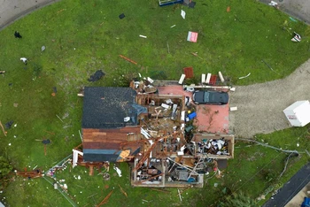 Một ngôi nhà tại bang Florida (Mỹ) bị lốc xoáy phá hủy. (Ảnh: Reuters)