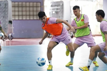 Các thành viên đội tuyển futsal Việt Nam tập luyện hăng hái. (Ảnh: VFF)