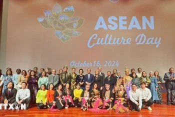 Đại sứ và Phu nhân các nước ASEAN chụp ảnh cùng các khách mời tại sự kiện. (Ảnh: Kiều Trang/TTXVN)