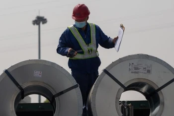 Công nhân kiểm tra các cuộn thép tại tỉnh Hồ Bắc, Trung Quốc. (Ảnh: AFP/TTXVN)