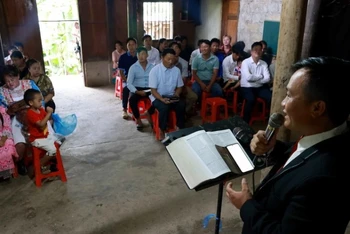 Quang cảnh sinh hoạt tôn giáo của đồng bào người Mông theo đạo Tin lành tại Cao Bằng (Nguồn: TTXVN)