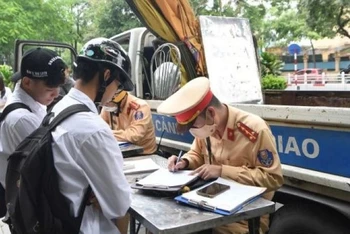 Công an thành phố Hà Nội tập trung cao điểm bảo đảm trật tự an toàn giao thông cho lứa tuổi học sinh. (Ảnh: Cục Cảnh sát giao thông)