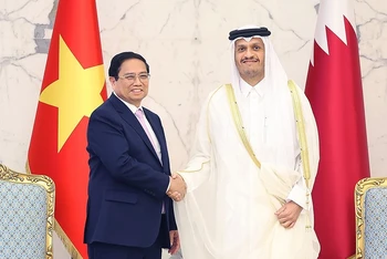 Thủ tướng Phạm Minh Chính hội đàm với Thủ tướng Nhà nước Mohammed bin Abdulrahman bin Jassim Al Thani. (Ảnh: TTXVN)