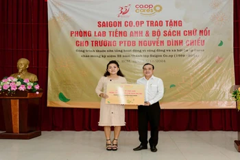 Đại diện Saigon Co.op trao tặng Trường khiếm thị Nguyễn Đình Chiểu sách chữ nổi và phòng học tiếng Anh.