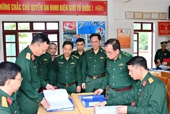 Đoàn kiểm tra do Trung tướng Lê Quang Minh, Phó Chủ nhiệm Tổng cục Chính trị Quân đội nhân dân Việt Nam dẫn đầu kiểm tra công tác Đảng ở cấp ủy trực thuộc Đảng ủy Bộ đội Biên phòng Thanh Hóa, ngày 8/11/2023. (Ảnh: MAI LUẬN)