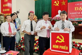 Ngày 3/7/2022, các chi bộ thôn, bản, khu phố trên địa bàn tỉnh đã đồng loạt tổ chức đại hội chi bộ nhiệm kỳ 2022-2025 và bầu trực tiếp bí thư chi bộ tại đại hội. Ảnh: Khu phố 4, phường Trần Hưng Đạo, TP Hạ Long tổ chức đại hội chi bộ. 