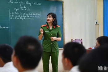 Đại úy Lê Thị Hồng Lụa và các học sinh trong giờ học văn hóa. (Ảnh: LINH PHAN)