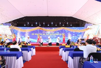 Lãnh đạo tỉnh Ninh Thuận cùng đại diện nhà đầu tư, nhà thầu thực hiện nghi thức lễ khởi công dự án.
