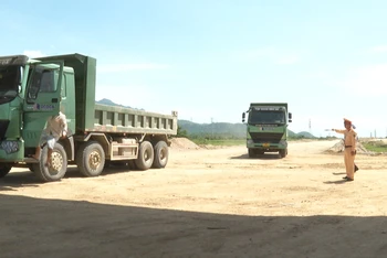 Lực lượng kiểm tra liên ngành thực hiện nghiệp vụ kiểm tra xe ô-tô chở quá tải, hết hạn đăng kiểm đang chở vật liệu phục vụ thi công tuyến đường cao tốc đoạn Cam Lâm-Vĩnh Hảo trên địa bàn tỉnh Ninh Thuận.