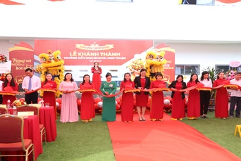 Nhà đầu tư và lãnh đạo Ủy ban nhân dân thành phố Phan Rang-Tháp Chàm, tỉnh Ninh Thuận cắt băng khánh thành tại buổi lễ.