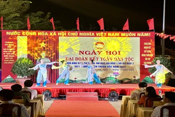 Biểu diễn văn nghệ chào mừng Ngày hội đại đoàn kết dân tộc liên khu dân cư Bà Râu 1, Bà Râu 2 và thôn Ấn Đạt, xã Lợi Hải, huyện Thuận Bắc, tỉnh Ninh Thuận.