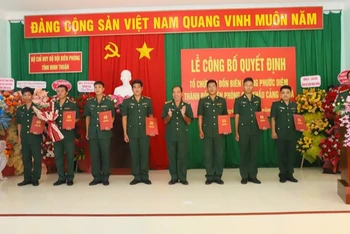 Lãnh đạo Bộ Chỉ huy Bộ đội Biên phòng tỉnh Ninh Thuận trao Quyết định về công tác cán bộ cho các đồng chí được điều động, bổ nhiệm, giao nhiệm vụ tại Đồn Biên phòng cửa khẩu cảng Cà Ná. (Ảnh: NGUYỄN TRUNG)