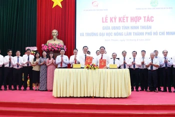 Lãnh đạo Ủy ban nhân dân tỉnh Ninh Thuận và Trường đại học Nông Lâm Thành phố Hồ Chí Minh ký kết hợp tác trước sự chứng kiến của lãnh đạo các sở, ban, ngành địa phương và tập thể cán bộ, giảng viên Trường đại học Nông Lâm Thành phố Hồ Chí Minh tại buổi lễ. (Ảnh: NGUYỄN TRUNG)