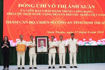 Phó Chủ tịch nước Võ Thị Ánh Xuân tặng di ảnh Bác Hồ kính yêu cho cán bộ, chiến sĩ Công an tỉnh Ninh Thuận. (Ảnh: NGUYỄN TRUNG)