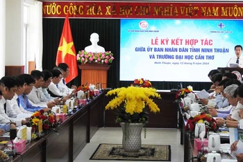 Quang cảnh buổi Lễ ký kết hợp tác giữa Ủy ban nhân dân tỉnh Ninh Thuận và Trường đại học Cần Thơ. (Ảnh: NGUYỄN TRUNG)