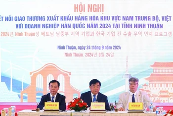 Lãnh đạo Ủy ban nhân dân tỉnh Ninh Thuận và Hiệp hội Doanh nhân và Đầu tư Việt Nam-Hàn Quốc (VKBIA) chủ trì hội thảo (Ảnh: NGUYỄN TRUNG)