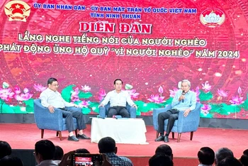 Lãnh đạo tỉnh Ninh Thuận tại diễn đàn lắng nghe tiếng nói của người nghèo (Ảnh: NGUYỄN TRUNG)