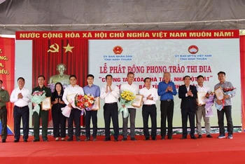 Các đồng chí lãnh đạo tỉnh Ninh Thuận tặng hoa và trao bảng ghi nhận tấm lòng vàng cho các tổ chức, doanh nghiệp, đơn vị ủng hộ phong trào tại buổi lễ. (Ảnh: NGUYỄN TRUNG)