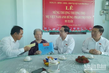 Phó Chủ tịch Thường trực Quốc hội Trần Thanh Mẫn đến thăm Mẹ Việt Nam Anh hùng Phạm Thị Uyển.