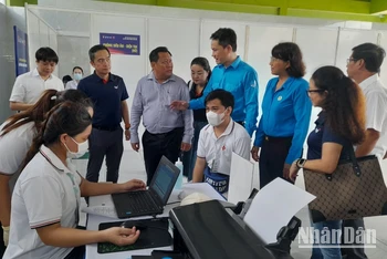 Lãnh đạo Trung ương Hội Liên hiệp Thanh niên Việt Nam và tỉnh Long An kiểm tra khu vực khám, chữa bệnh cho thanh niên công nhân.