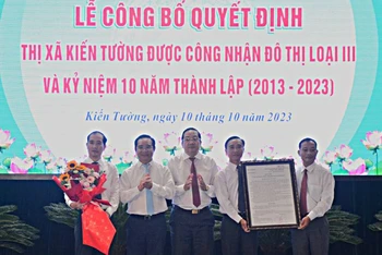 Lãnh đạo tỉnh Long An trao Quyết định của Bộ Xây dựng công nhận thị xã Kiến Tường (Long An) đạt đô thị loại III. 