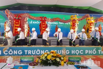 Nguyên lãnh đạo Trung ương, lãnh đạo tỉnh Long An và nhà tài trợ động thổ khởi công trường Võ Văn Tần. 