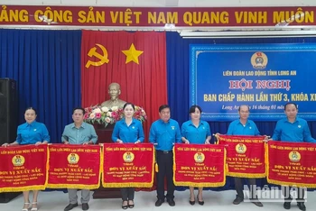 Chủ tịch Liên đoàn Lao động trao Cờ thi đua của Tổng Liên đoàn Lao động Việt Nam cho 6 tập thể công đoàn cơ sở.
