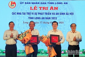 Lãnh đạo tỉnh Long An tặng hoa tri ân nguyên Chủ tịch nước Trương Tấn Sang và nguyên Phó thủ tướng Chính phủ Trương Hòa Bình.
