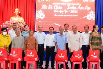 Đại diện Dongtam Group trao quà Tết cho các hộ gia đình có hoàn cảnh khó khăn xã Phước Vĩnh Đông, Cần Giuộc, Long An. 