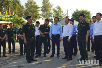 Chủ tịch Ủy ban nhân dân tỉnh Long An Nguyễn Văn Út (áo trắng) thăm hỏi, động viên lực lượng Đồn Biên phòng cửa khẩu Mỹ Quý Tây (Đức Huệ, Long An).