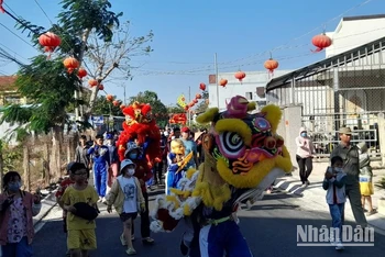 Lân múa phục vụ miễn phí và người dân tham gia diễu hành khu vực thị trấn Tầm Vu, Châu Thành, Long An. 