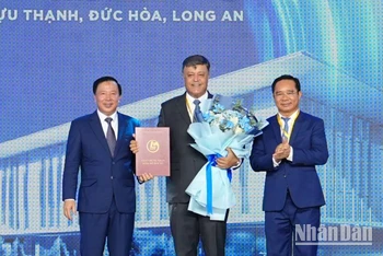 Bí thư Tỉnh ủy Long An Nguyễn Văn Được (phải), Chủ tịch Ủy ban nhân tỉnh Long An (trái) trao chứng nhận đầu tư cho Suntory Pepsico Việt Nam.