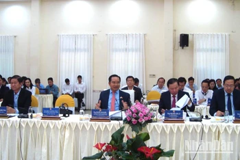 Bí thư Tỉnh ủy Long An (giữa) trao đổi với lãnh đạo Tổng lãnh sự Hàn Quốc tại Thành phố Hồ Chí Minh, Ban lãnh đạo Kocham Long An và doanh nghiệp dự hội nghị. 