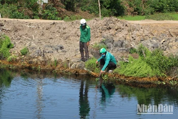 Hàng nghìn cử tri hai tỉnh Long An và Tiền Giang kêu cứu vì nguồn nước ngọt trên các kênh thủy lợi đang bị Nhà máy sản xuất phân bón hữu cơ hủy hoại. 