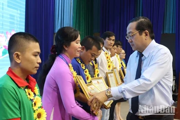 Lãnh đạo tỉnh Long An trao Bằng khen của Chủ tịch Ủy ban nhân tỉnh cho công nhân lao động giỏi. 