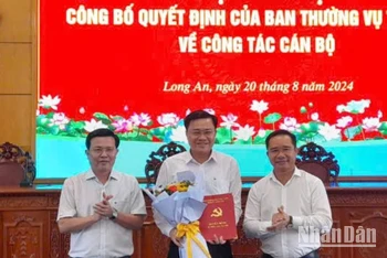 Lãnh đạo Tỉnh ủy Long An trao Quyết định cho cho đồng chí Nguyễn Thanh Nguyên. 