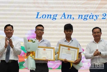 Lãnh đạo tỉnh Long An trao Bằng khen cho 2 học sinh đoạt giải Nhì Cuộc thi Khoa học Kỹ thuật cấp quốc gia.