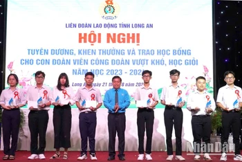 Lãnh đạo Liên đoàn Lao động tỉnh Long An trao thưởng cho học sinh đạt giải cấp quốc gia.