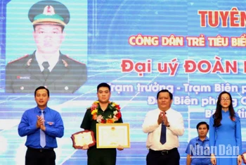 Lãnh đạo tỉnh Long An trao Bằng khen cho Đại úy Đoàn Nguyên Khang - Trạm trưởng Trạm Biên phòng cửa khẩu Mỹ Quý Tây (Đức Huệ, Long An).