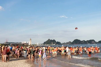 Bãi tắm Hạ Long, Quảng Ninh thu hút đông du khách dịp hè. (Ảnh MINH ĐỨC) 